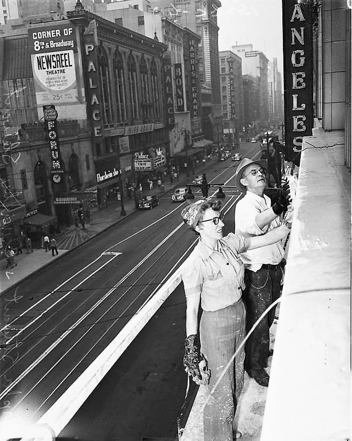 Cleaning-off-the-north-storefront-at-the-Los-Angeles-in-1951