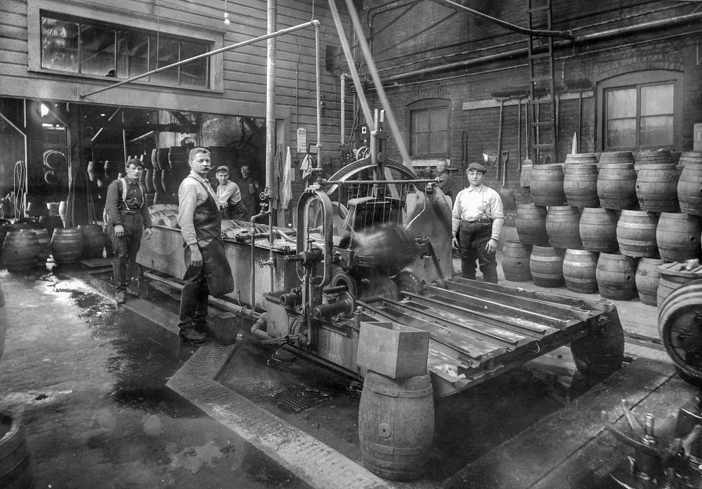 1910 Workers at Henry Weinhard Brewery – #OrHi 50626 – Light Capsule 41 – Blitz Weinhard